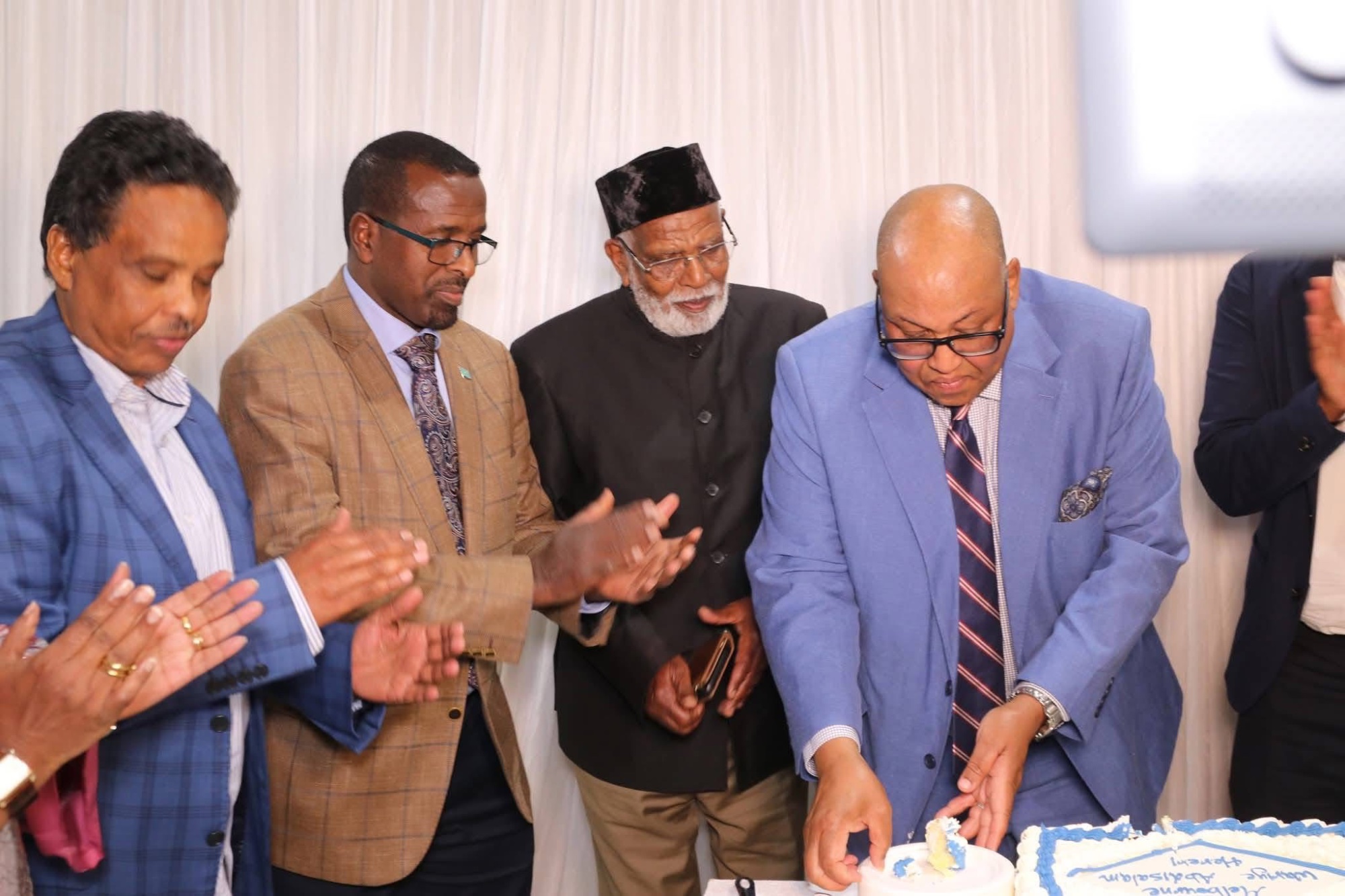 Community members cutting a Galmudug anniversary cake